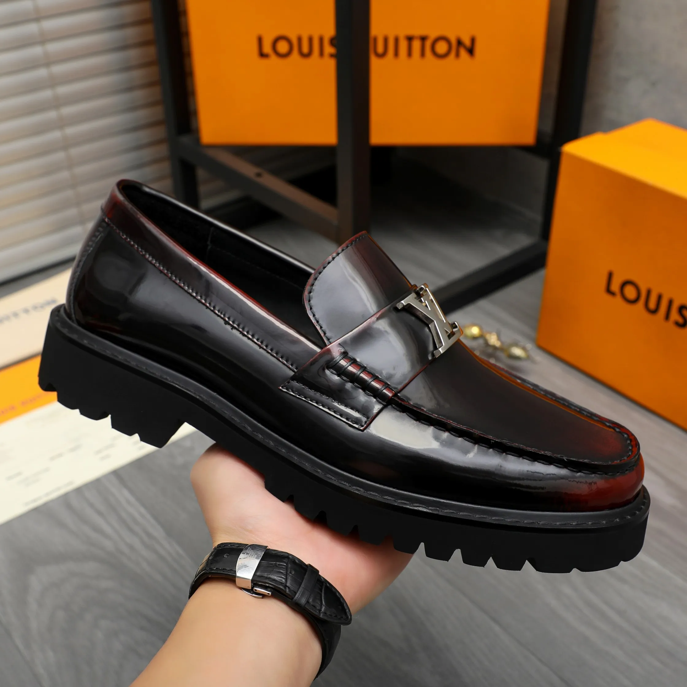 Men's shoes 💰p480 Product trademark: LV (Louis Vuitton) business slip-on leather shoes Regular size: 38-45 (45 is custom-made and non-returnable) Product materials: Selected high-quality color-brushed cowhide upper, cowhide lining, original rubber outsole